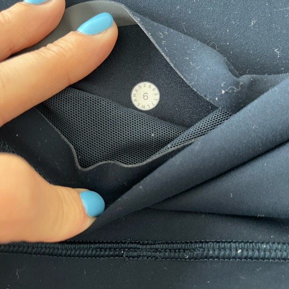 LULULEMON WOMENS In movement 25” leggings in deep blue (size 6) - Picture 4 of 4